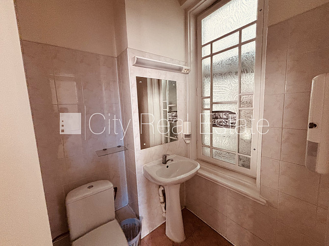 Fasādes māja, ieeja no ielas, ir lifts, kāpņu telpa pēc kapitālā remonta, balkons, istabas Rīga - foto 11