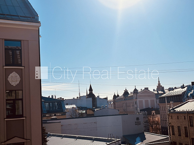 Fasādes māja, ieeja no ielas, ir lifts, kāpņu telpa pēc kapitālā remonta, balkons, istabas Rīga - foto 19