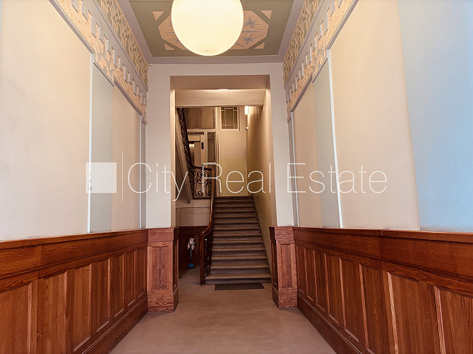 Fasādes māja, ieeja no ielas, ir lifts, kāpņu telpa pēc kapitālā remonta, balkons, istabas Rīga - foto 16