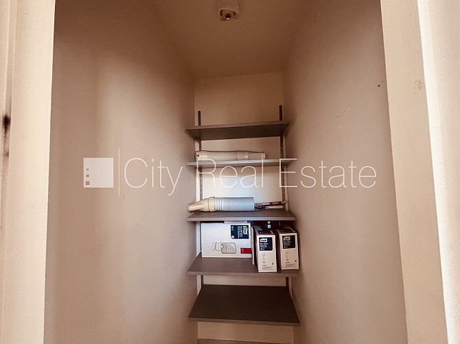 Fasādes māja, ieeja no ielas, ir lifts, kāpņu telpa pēc kapitālā remonta, balkons, istabas Rīga - foto 17