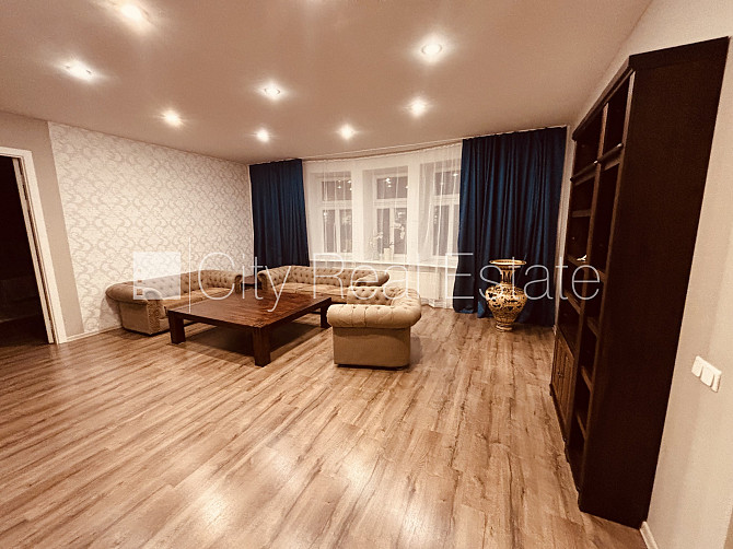 Фасадный дом, реновированный дом, возможность аренды парковки, вход с улицы, Рига - изображение 2