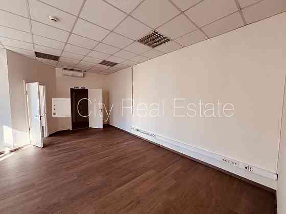 Фасадный дом, вход с улицы, лифт, лестничная клетка после капитального ремонта, Рига