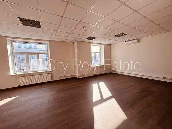 Фасадный дом, вход с улицы, лифт, лестничная клетка после капитального ремонта, Рига