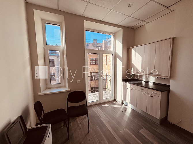 Фасадный дом, вход с улицы, лифт, лестничная клетка после капитального ремонта, Рига - изображение 7