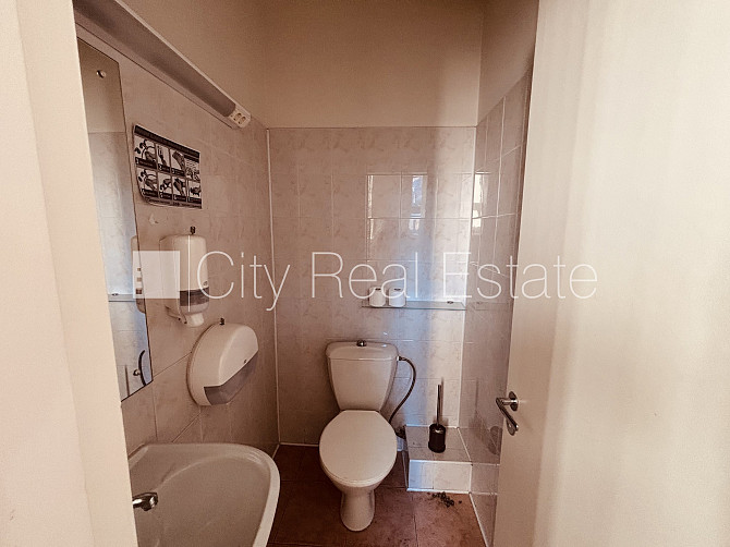 Фасадный дом, вход с улицы, лифт, лестничная клетка после капитального ремонта, Рига - изображение 11