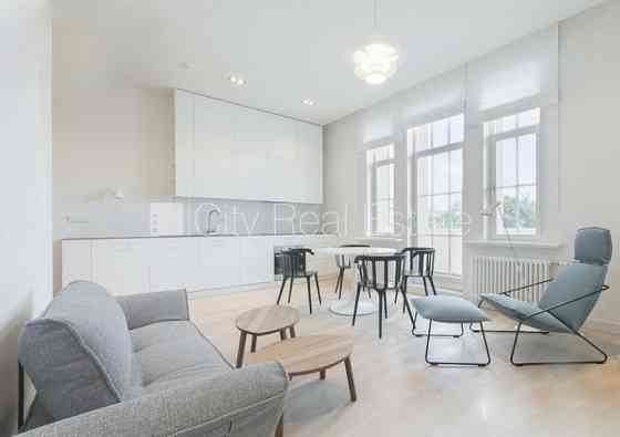 Реновированный дом, место для машины, лифт, балкон, количество спален 2 шт., Рига