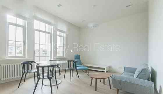 Реновированный дом, место для машины, лифт, балкон, количество спален 2 шт., Рига