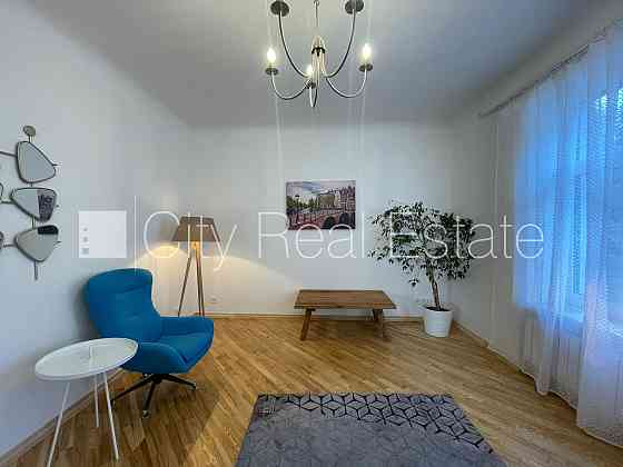 Фасадный дом, изолированные комнаты 3 шт., студио, кухня объединена с гостинной, Рига