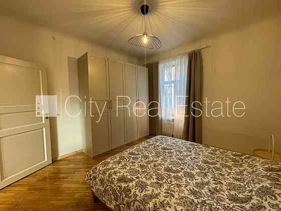 Фасадный дом, изолированные комнаты 3 шт., студио, кухня объединена с гостинной, Рига