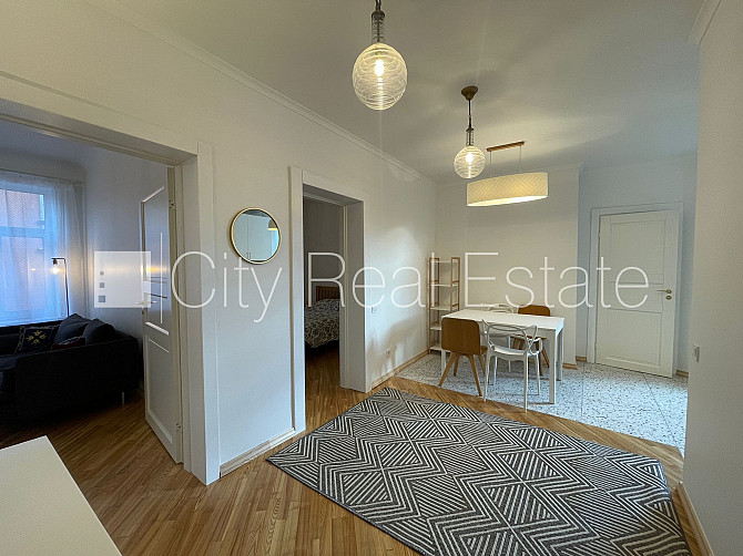 Фасадный дом, изолированные комнаты 3 шт., студио, кухня объединена с гостинной, Рига - изображение 3