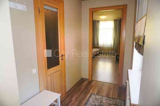 Здание во дворе, реновированный дом, благоустроенная озеленённая территория, Рига