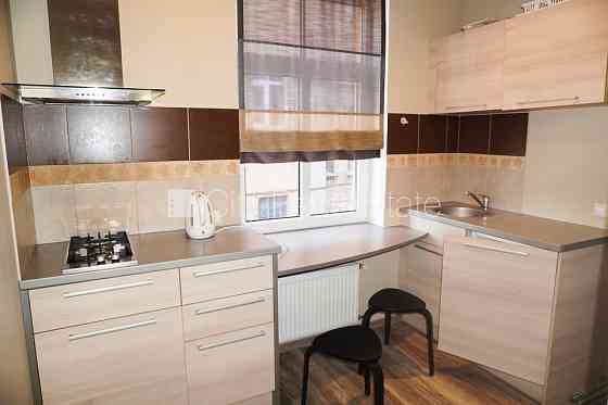 Здание во дворе, реновированный дом, благоустроенная озеленённая территория, Рига