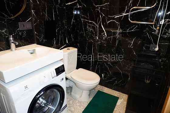 Здание во дворе, реновированный дом, благоустроенная озеленённая территория, Рига