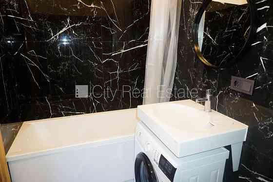 Здание во дворе, реновированный дом, благоустроенная озеленённая территория, Рига