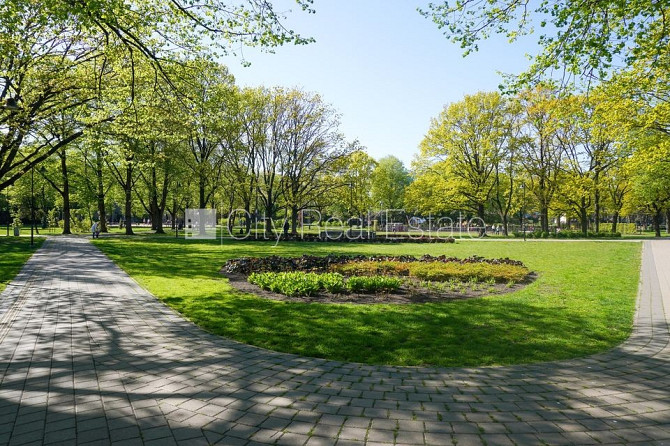 Здание во дворе, реновированный дом, благоустроенная озеленённая территория, Рига - изображение 13