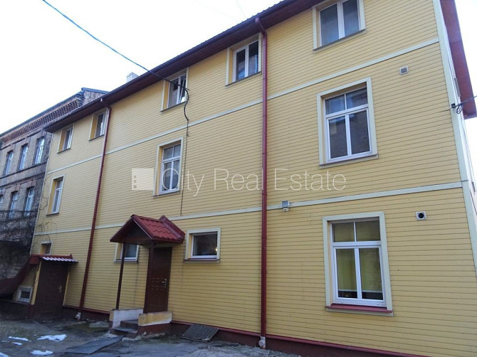 Здание во дворе, реновированный дом, благоустроенная озеленённая территория, Рига - изображение 9