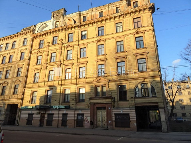 Здание во дворе, реновированный дом, благоустроенная озеленённая территория, Рига - изображение 11