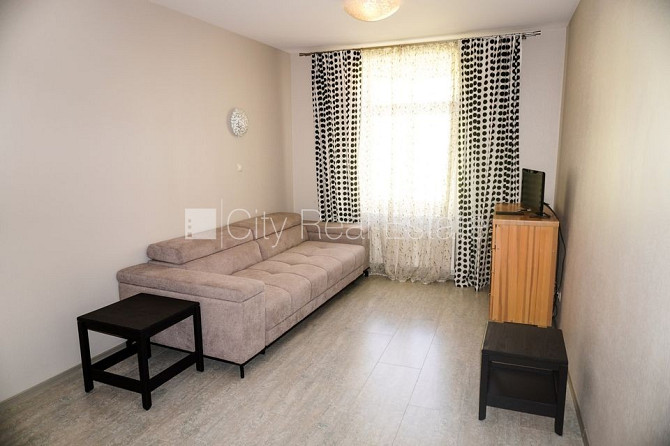 Здание во дворе, реновированный дом, благоустроенная озеленённая территория, Рига - изображение 1