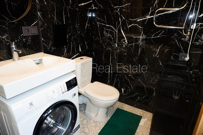 Здание во дворе, реновированный дом, благоустроенная озеленённая территория, Рига - изображение 5