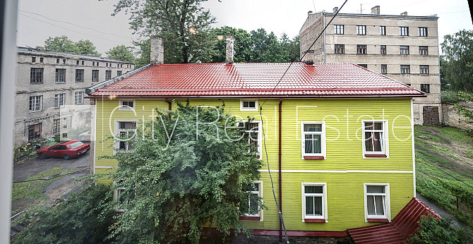 Здание во дворе, реновированный дом, благоустроенная озеленённая территория, Рига - изображение 10