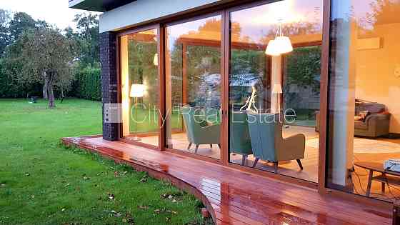 Земля в собственности, частный дом, реновированный дом, заменены инженерные Рига