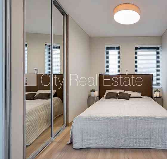 Новостройка, закрытый двор, место для машины, апартаменты люкс, лифт, количество Рига