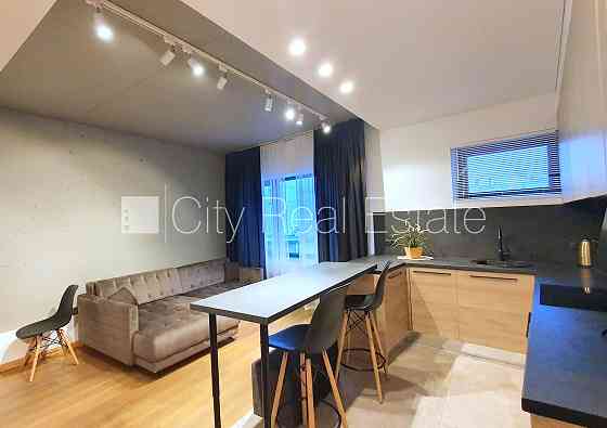 Новостройка, закрытый двор, место для машины, апартаменты люкс, лифт, количество Рига