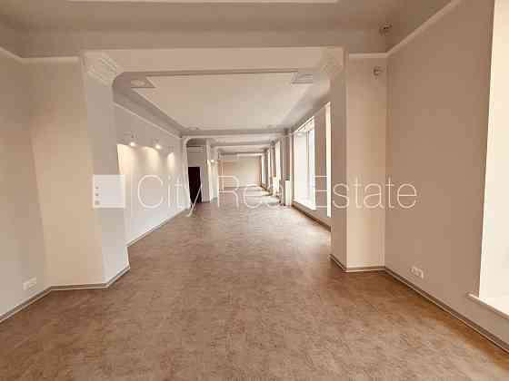 Фасадный дом, закрытый двор, отопление - воздушный теплонасос, бойлер для горячей Рига