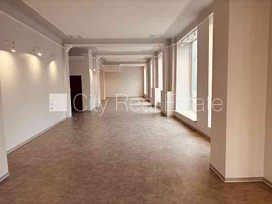 Фасадный дом, закрытый двор, отопление - воздушный теплонасос, бойлер для горячей Рига