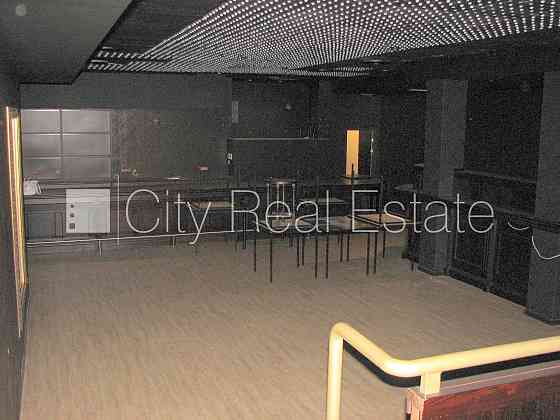 Дом во дворе, вход с улицы, полуподвал, лестничная клетка после капитального Рига