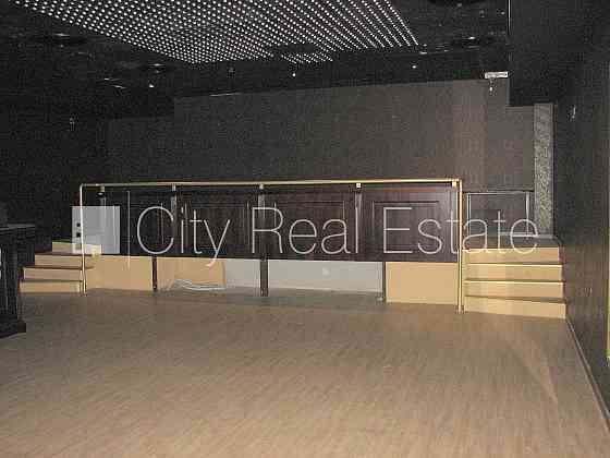 Дом во дворе, вход с улицы, полуподвал, лестничная клетка после капитального Рига