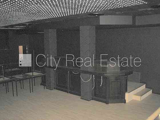 Дом во дворе, вход с улицы, полуподвал, лестничная клетка после капитального Рига