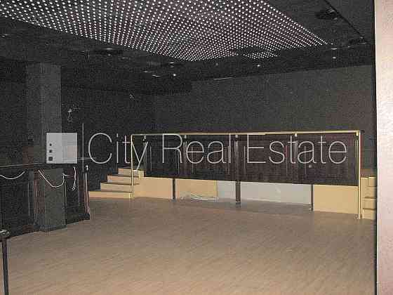 Дом во дворе, вход с улицы, полуподвал, лестничная клетка после капитального Рига