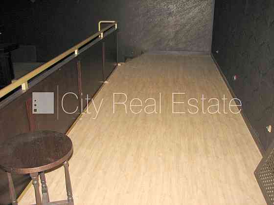 Дом во дворе, вход с улицы, полуподвал, лестничная клетка после капитального Рига