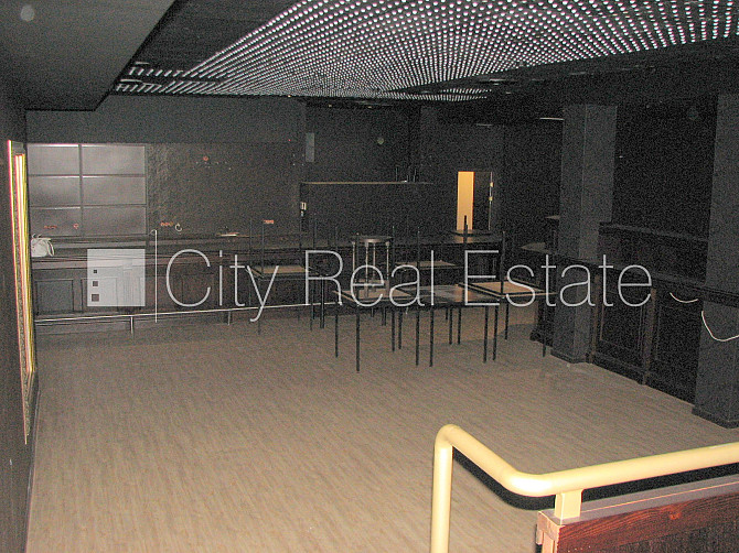 Дом во дворе, вход с улицы, полуподвал, лестничная клетка после капитального Рига - изображение 3