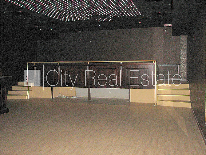 Дом во дворе, вход с улицы, полуподвал, лестничная клетка после капитального Рига - изображение 2