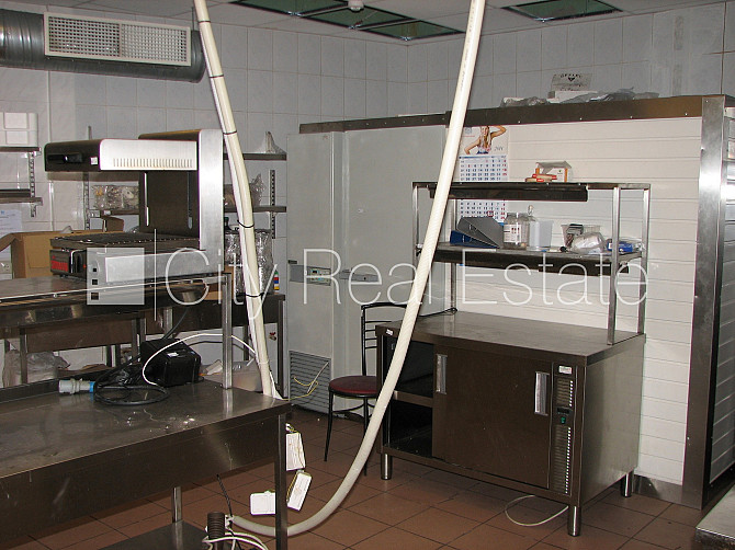 Дом во дворе, вход с улицы, полуподвал, лестничная клетка после капитального Рига - изображение 14