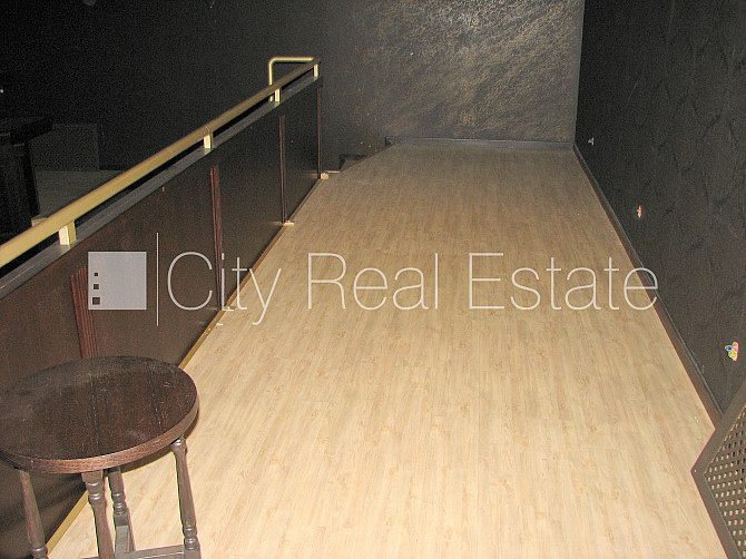 Дом во дворе, вход с улицы, полуподвал, лестничная клетка после капитального Рига - изображение 4