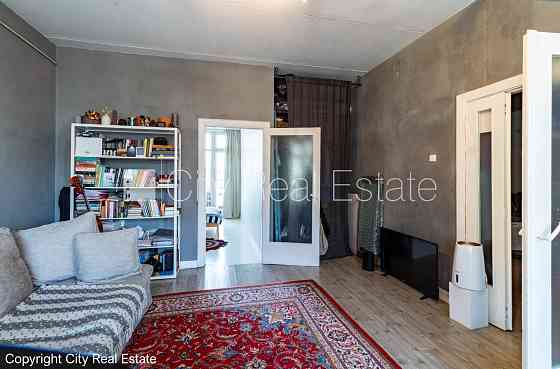 Фасадный дом, благоустроенный озеленённый двор, место для машины, вход с улицы и Рига