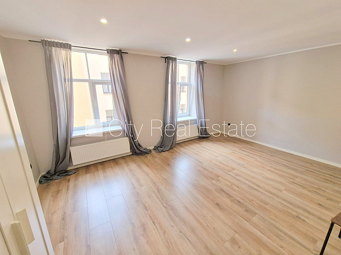 Здание во дворе, реновированный дом, закрытый двор, вход с улицы и со двора, Рига - изображение 9