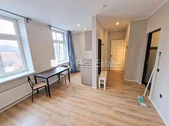 Фасадный дом, реновированный дом, закрытый двор, вход с улицы и со двора, Рига