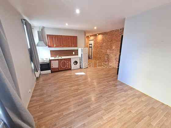 Здание во дворе, реновированный дом, закрытый двор, вход с улицы, лестничная Рига