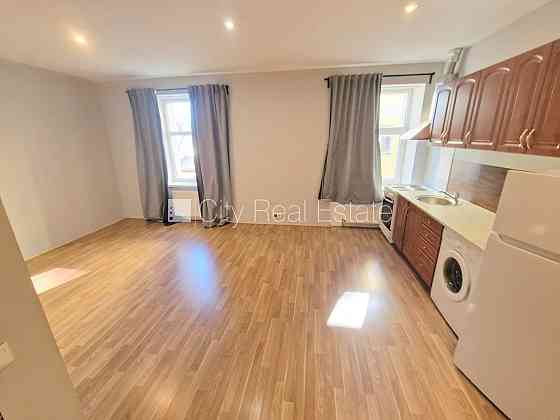 Здание во дворе, реновированный дом, закрытый двор, вход с улицы, лестничная Рига