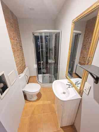 Здание во дворе, реновированный дом, закрытый двор, вход с улицы, лестничная Рига