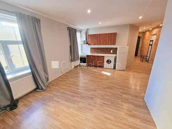 Здание во дворе, реновированный дом, закрытый двор, вход с улицы, лестничная Рига