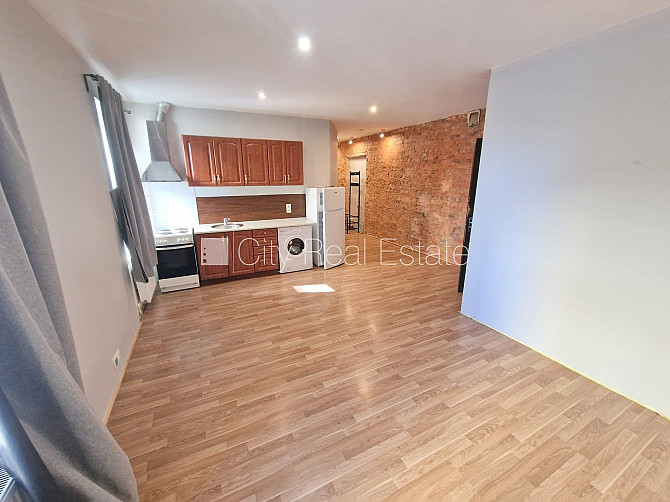 Здание во дворе, реновированный дом, закрытый двор, вход с улицы, лестничная Рига - изображение 3