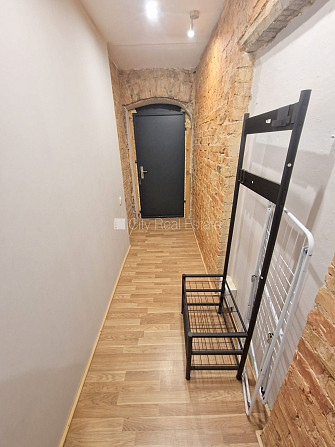 Здание во дворе, реновированный дом, закрытый двор, вход с улицы, лестничная Рига - изображение 13