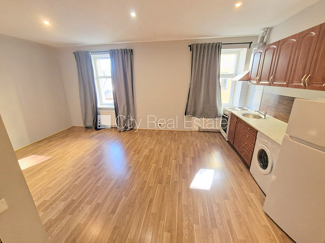 Здание во дворе, реновированный дом, закрытый двор, вход с улицы, лестничная Рига - изображение 5