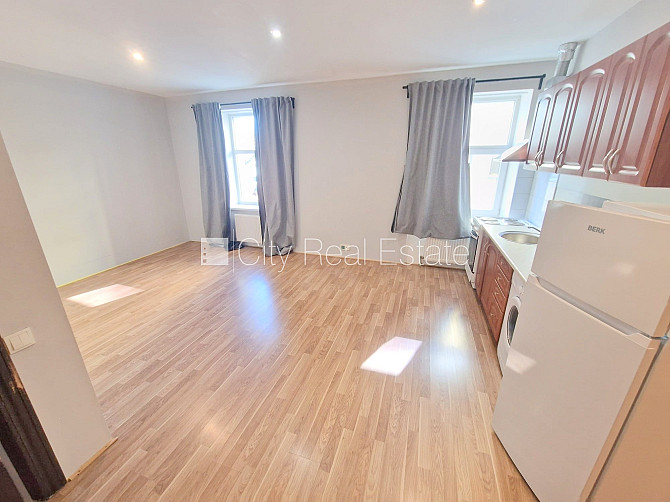 Здание во дворе, реновированный дом, закрытый двор, вход с улицы, лестничная Рига - изображение 18