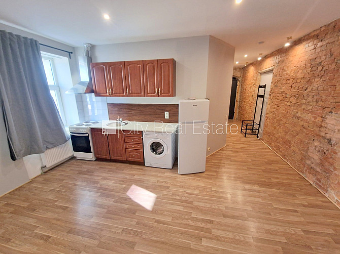 Здание во дворе, реновированный дом, закрытый двор, вход с улицы, лестничная Рига - изображение 14